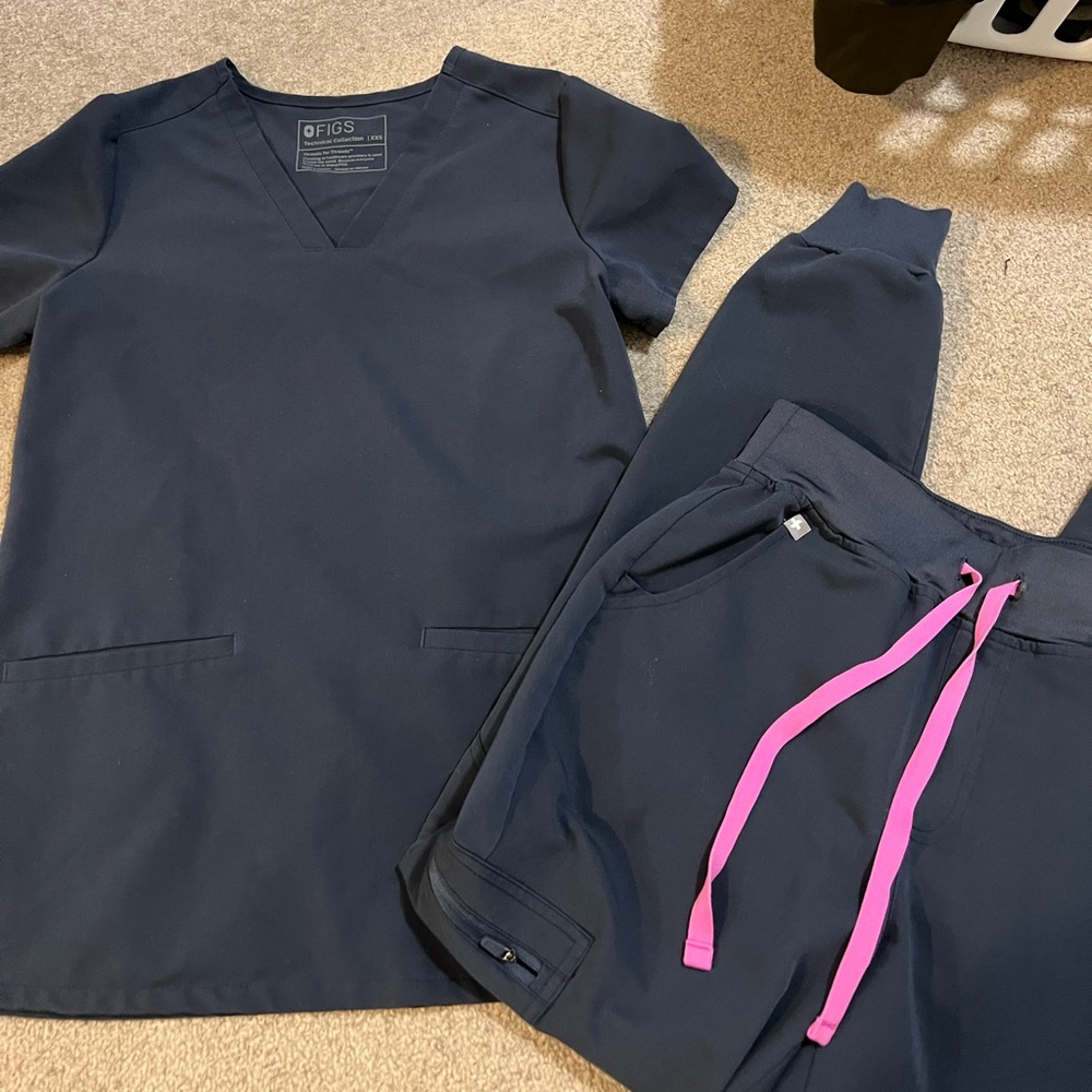 FIGS scrub set